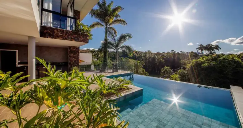 Uma casa imponente pela fachada e um refúgio pelos ambientes para venda