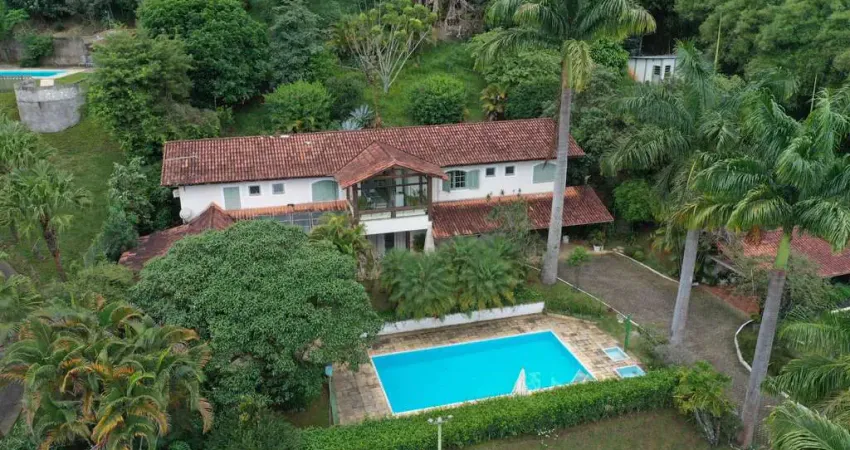 Uma casa que respira calma e conforto, em mais do 6.000 m² de terreno para venda