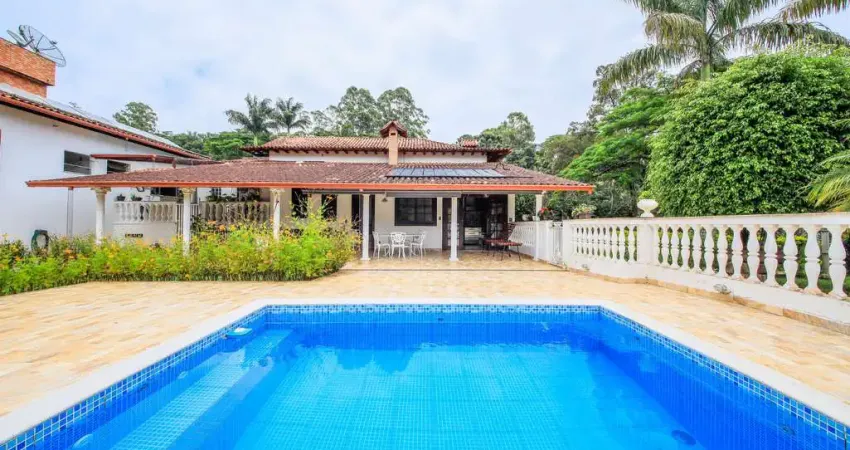 Um refúgio com 5.500 m² de terreno, com lago, pomar e horta para venda