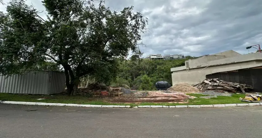Lote com 732 m², em declive e em contato com a natureza para venda
