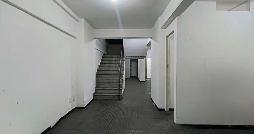 Loja em local movimentado, com uma ampla sobreloja para locação