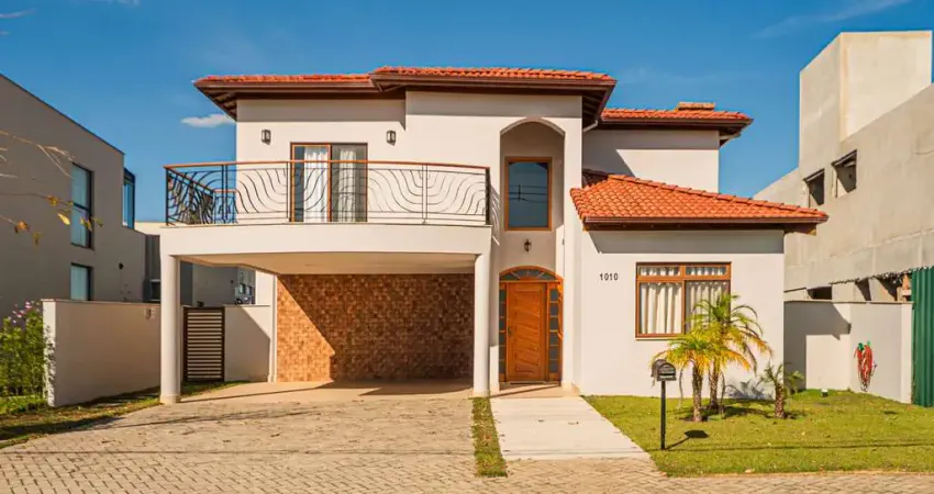 Uma fachada clássica, interior moderno e conforto de sobra para venda