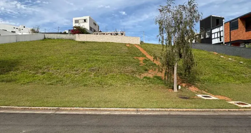 Terreno em aclive próximo à portaria no alphaville para venda