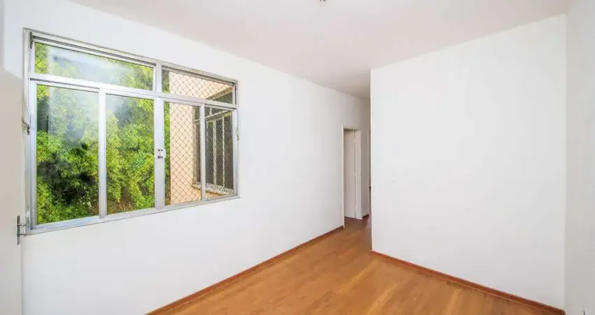 Apartamento confortável, em rua plana e com vaga no centro para venda