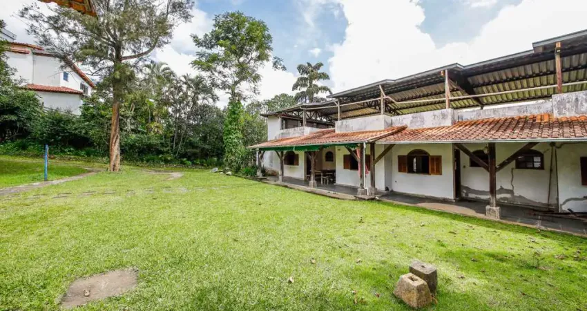 Casa com 4 suítes, edificação com 3 apartamentos em um terreno com tamanho diferenciado