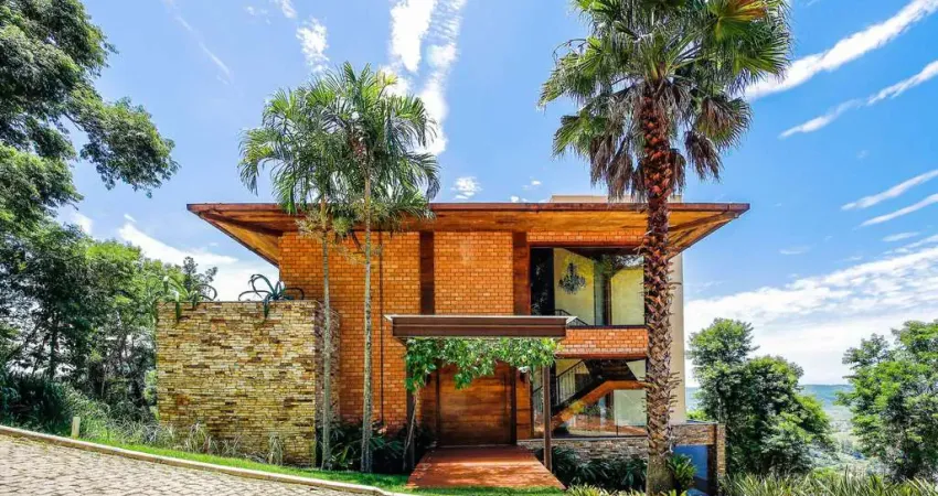 Uma casa que dispensa palavras, com lazer, privacidade e mobília para venda