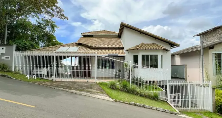 Uma casa com vista para a mata, privacidade e conforto para venda ou locação.