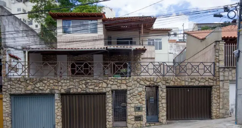 Casa com área externa em frente à praça do bar do léo para venda