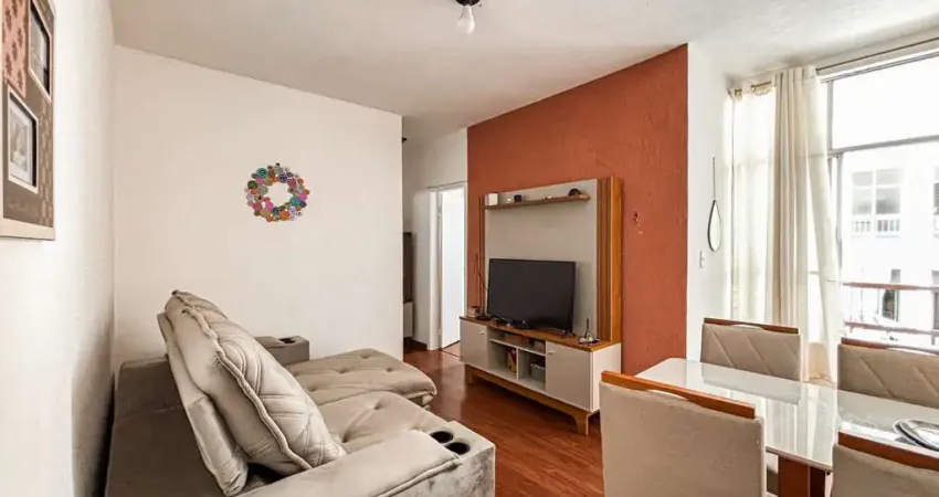 Quarto e sala em prédio com elevador e bem localizado para venda