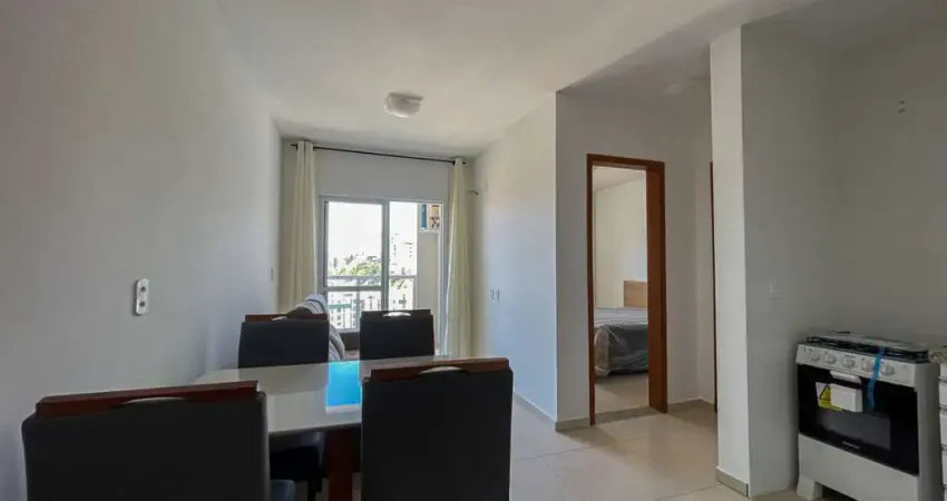 Apartamento mobiliado com varanda e bem localizado para venda