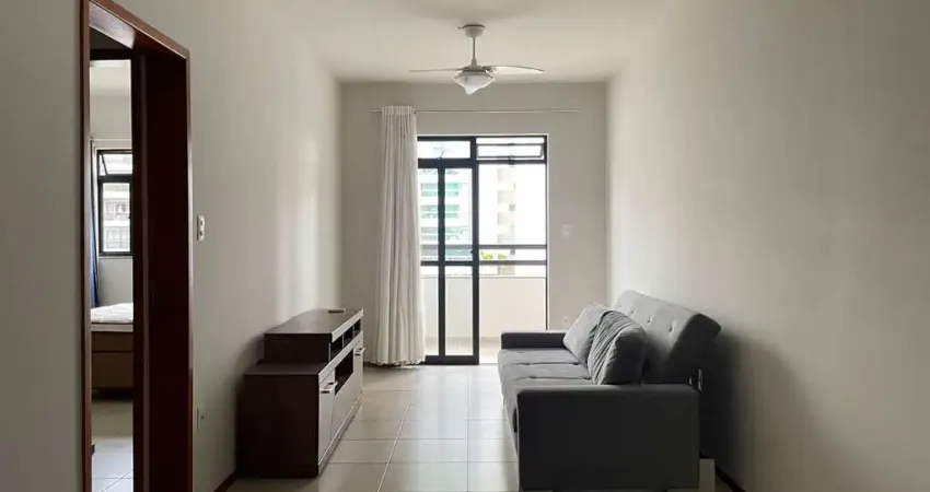 Bem localizado, mobiliado e com 2 vagas no Centro para locação