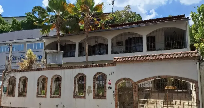 Jacarepagua, pechincha. casa ampla com 450m² de área construída + anexo completo , com piscina, jardim, churrasqueira com pergolado e mais uma cozinha . na rua comendador siqueira ( serve para comerci