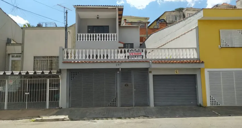 Sobrado com 3 quartos sendo uma suíte, copa cozinha, quintal e duas garagens