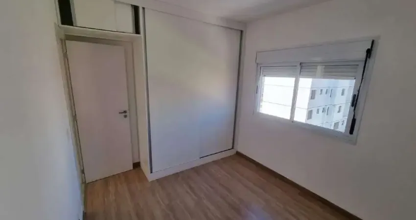 Apartamento 02 quartos, ótima localização, próximo ao comércio.