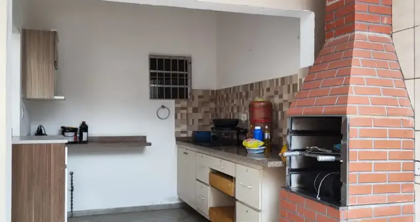 Casa térrea 2 sites, 2 vagas ,churrasqueira, fundação e laje para sobrado construção semi nova.