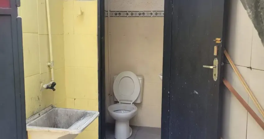 Loja frente de rua com visibilidade total , com banheiro e laje pronta para construir até 3 andares para cima .