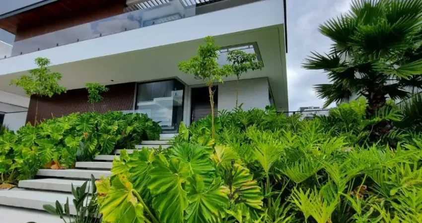 Magnífica casa em condomínio!!! assinada pelo renomado arquiteto dalber aguero, esse sobrado se destaca pelo acabamento de altíssimo padrão com 5 suítes (sendo 4 com closet e uma no piso inferior)