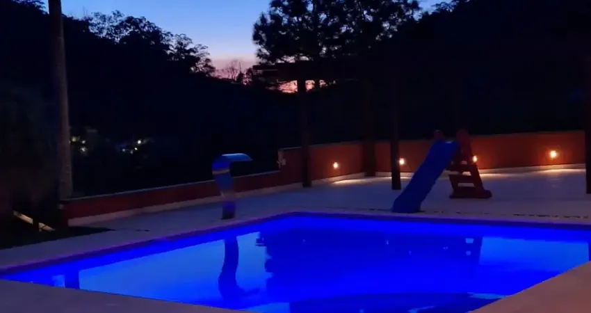 Casa deslumbrante com quadra de esportes e piscina m condomínio fechado.