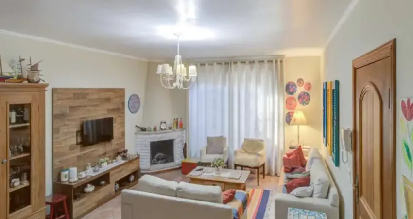 Sobrado à venda com 3 quartos, sendo 1 suíte e 3 vagas de garagem