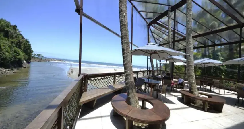 Casa à venda no condomínio iporanga no guarujá com 3 pavimentos, 5 quartos sendo 5 suítes e 6 vagas de gagagem