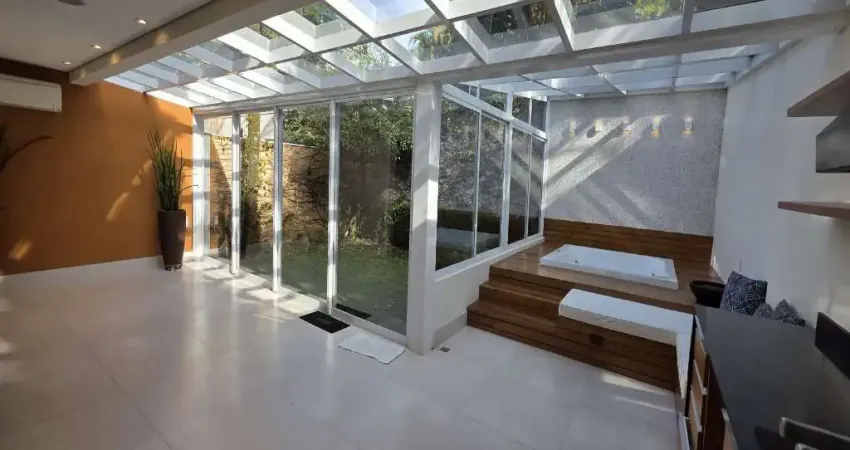 Casa em condomínio â venda com 3 quartos sendo 3 suítes e 3 vagas de garagem!