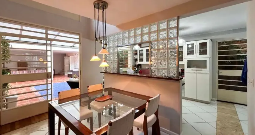 Casa a venda em brooklin paulista com 220m², totalmente reformada, com 3 dormitórios sendo 1 suíte