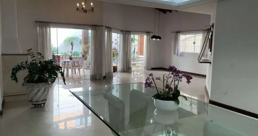 Casa sobrado a venda com 4 quartos sendo 4 suítes, piscina e muito conforto!