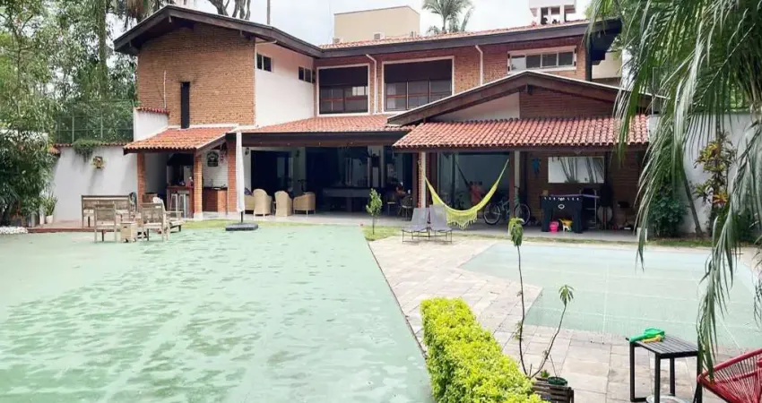 Casa alto padrão à venda com quartos sendo 4 suítes, 6 banheiros e 6 vagas de garagem.