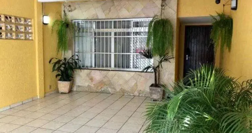 Casa no jardim aeroporto com 118m2, 2 dormitórios, 3 banheiros, 2 vagas de garagem, armários nos quartos e cozinha, quintal com churrasqueira.