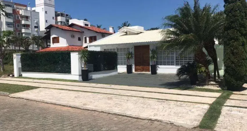 Casa térrea à venda em jurerê, florianópolis, sc / com 4 suítes, 320m² e 2 vagas.