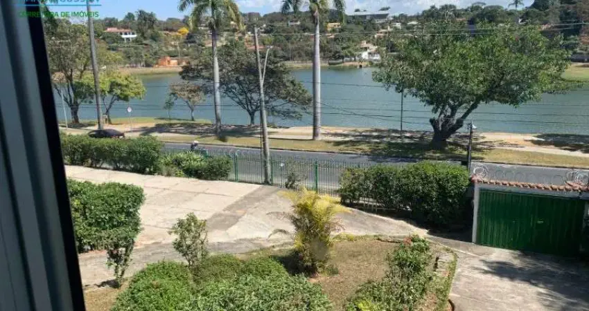 Casa na orla, 05 quartos sendo 02 suítes, salas amplas, piscina, jardins, 2.200m².