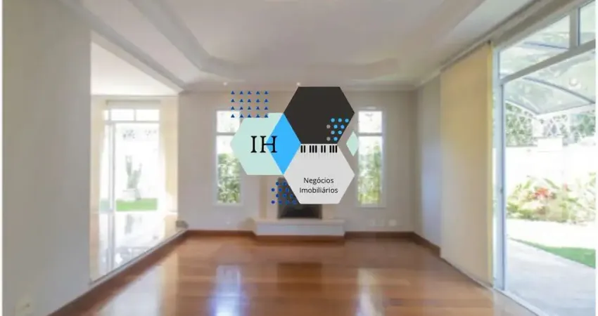 Triplex de 342m2 à venda com 4 dormitórios, 2 suítes e 3 vagas.