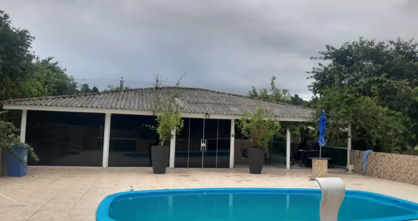 Chacará com casa à margem pr 508 km 5 toda em vidro com piscina.