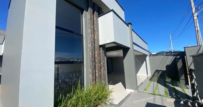 Esta casa é ideal para quem busca morar bem, com infraestrutura completa e localização estratégica em indaial no bairro benedito.