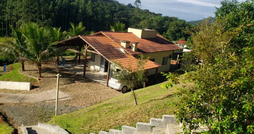 Imagine viver cercado pela natureza, com o som dos pássaros ao amanhecer, um lindo lago no quintal e todo o conforto de uma casa pensada para relaxar e aproveitar a vida!  esta chácara no bairro encan