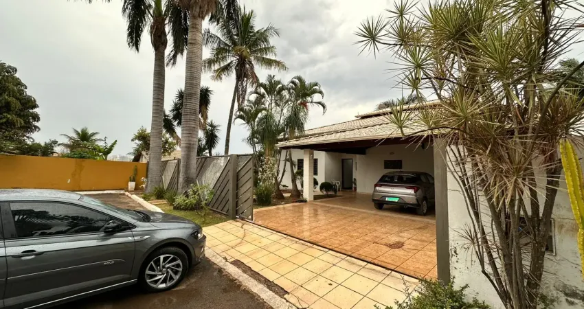 Casa arniqueira 3 suítes com banheira quintal arborizado cozinha planejada condomínio fechado garagem 6 carros.