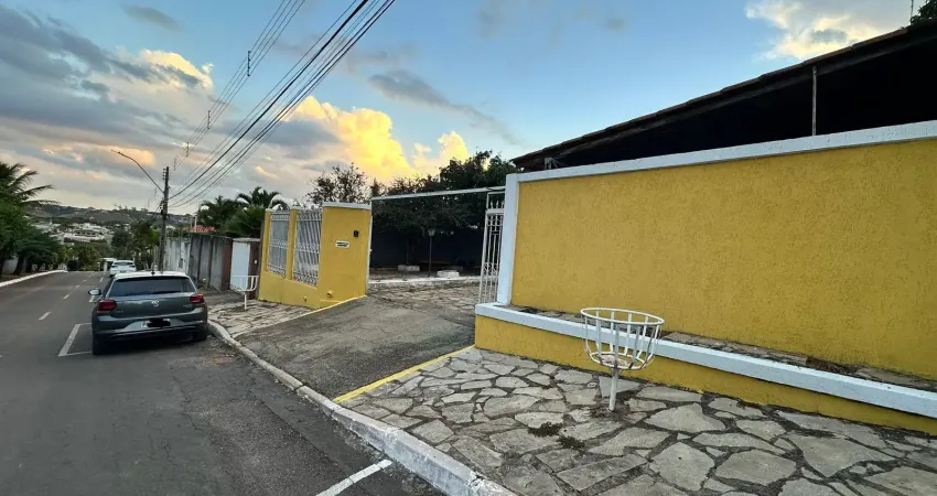 Casa em condomínio fechado na vereda da cruz arniqueira 3 quartos 1 suíte área gourmet 4 vagas de garagem oportunidade de investimento.