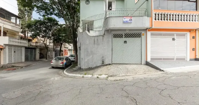 Sobrado, com muito espaço, terreno de esquina,e vizinhança silenciosa.