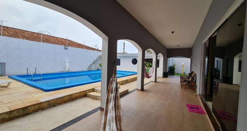Casa com 2 lotes no Balneário Flórida - 4 suítes, garagem box e muito lazer!