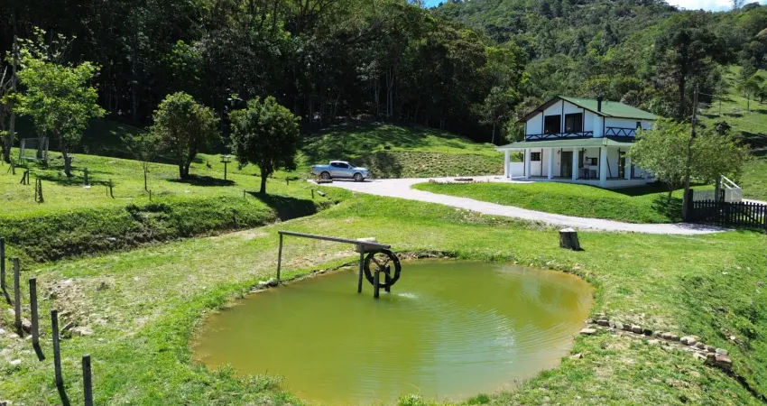 Sitio alpenhof em águas mornas, imovel com uma bela casa e riacho!