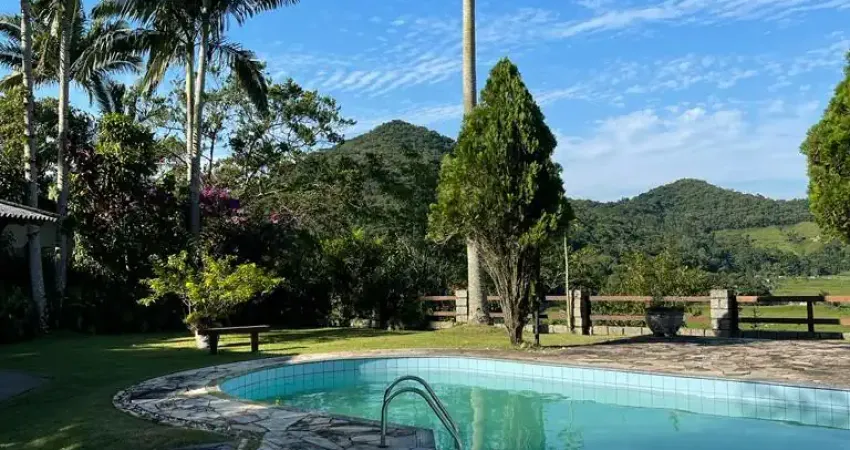 Chácara com linda vista e piscina em santo amaro da imperatriz