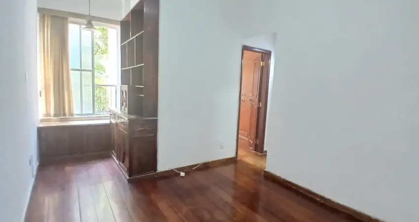 Apartamento em ótima localização na tijuca com 1 quartos dependência completa e