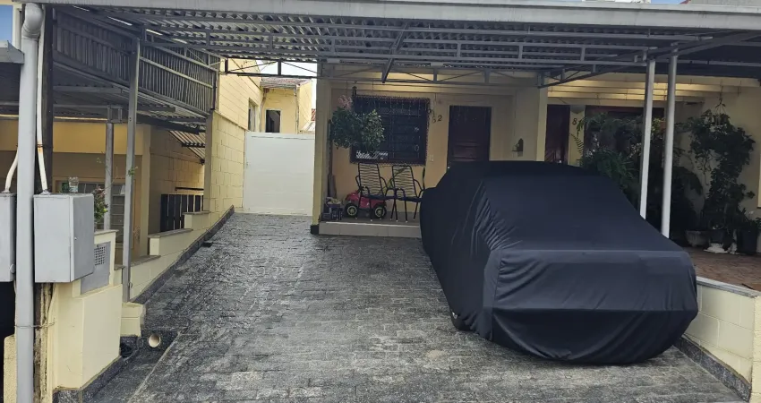 Casa em condomínio, 03 quartos, 02 banheiros e 02 vagas cobertas 