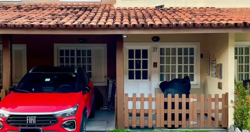 Belíssima casa com fino acabamento 3/4, sendo uma suíte, 2 varandas e 2 garagens em patamares