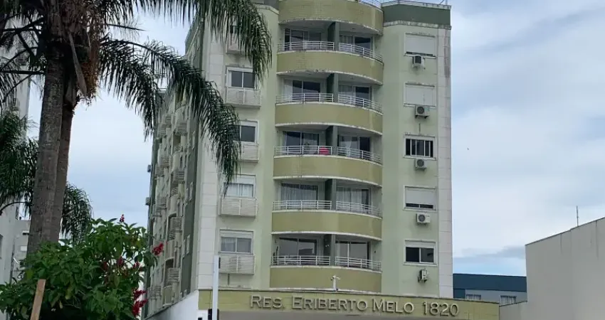 Apartamento de dois dormitórios sendo um suíte e uma garagem no itacorubi.