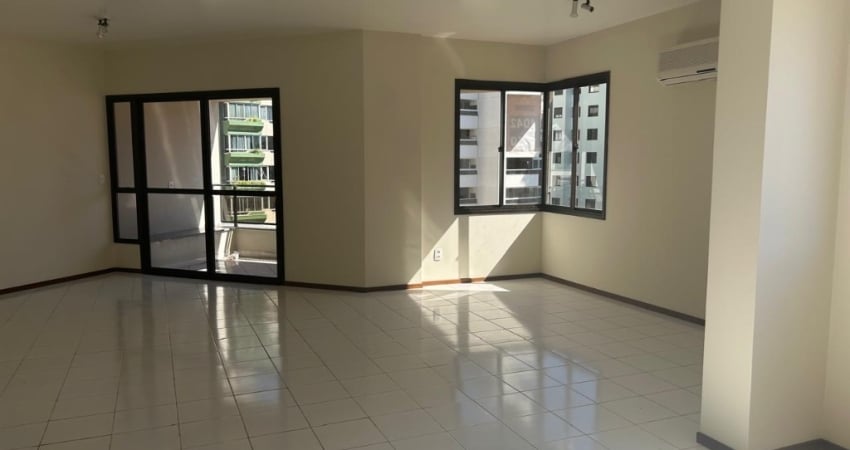 APARTAMENTO AMPLO COM 4 QUARTOS SENDO 2 SUÍTES 3 VAGAS E VISTA PANORÂMICA NO CENTRO DE FLORIANÓPOLIS