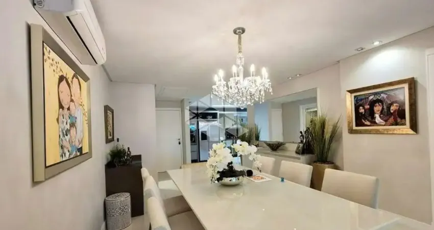 Apartamento semi mobiliado com 3 suítes e 2 vagas de garagem no bairro centro em florianópolis/sc