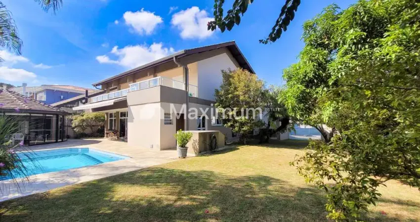 Magnífica casa em alphaville santana de parnaíba: 4 suítes, piscina, espaço gourmet e vista panorâmica - 850 m² de terreno e 405 m² de área construída.