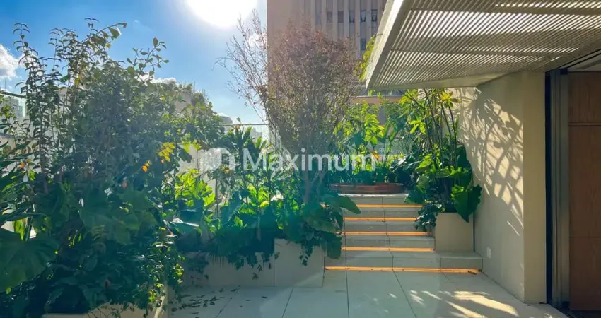 Jardins 314 m², 3 suítes, terraço de 50 m² com ofurô e reforma integral.