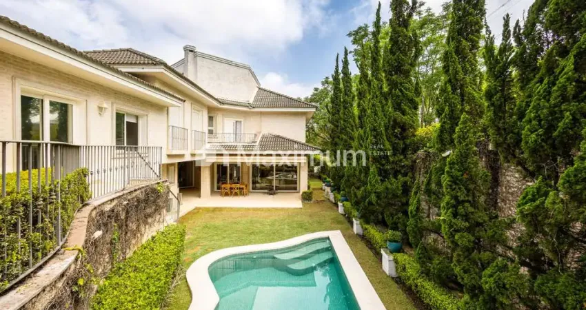 Casa reformada em alphaville com 980 m² de terreno e 730 m² construído.